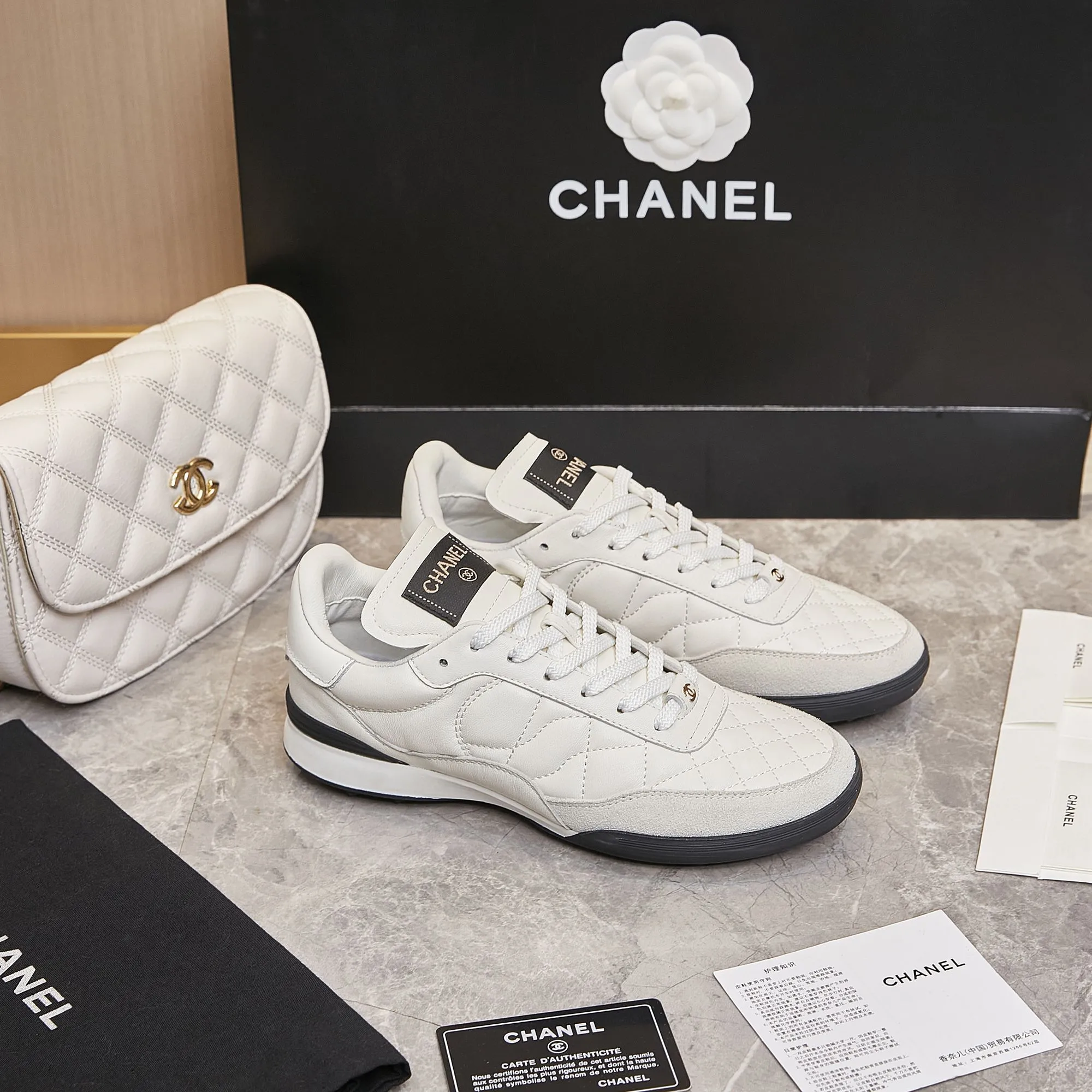 👟👟Ex-factory price 560👟👟 Chanel Chanel - 2024 counter top casual sports shoes This classic design; the upper is electro-embroidered with a variety of techniques; the outsole is fashionable and sporty; it is unusual to incorporate a variety of color matching elements... The diversified mix and match is very beautiful and versatile, casual, fashionable, sports and outdoor can be taken into account... ꫛꫀꪝ Go➫ Material: ❶Upper is made of: Original imported mixed-breed sheep ❷Inside made of: original imported breathable sheepskin ❸Outsole based on: original TPU outsole Full set of boutique packaging for women 35–41